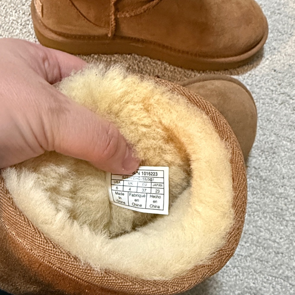 UGG Classic Short II - Picture 3 of 4